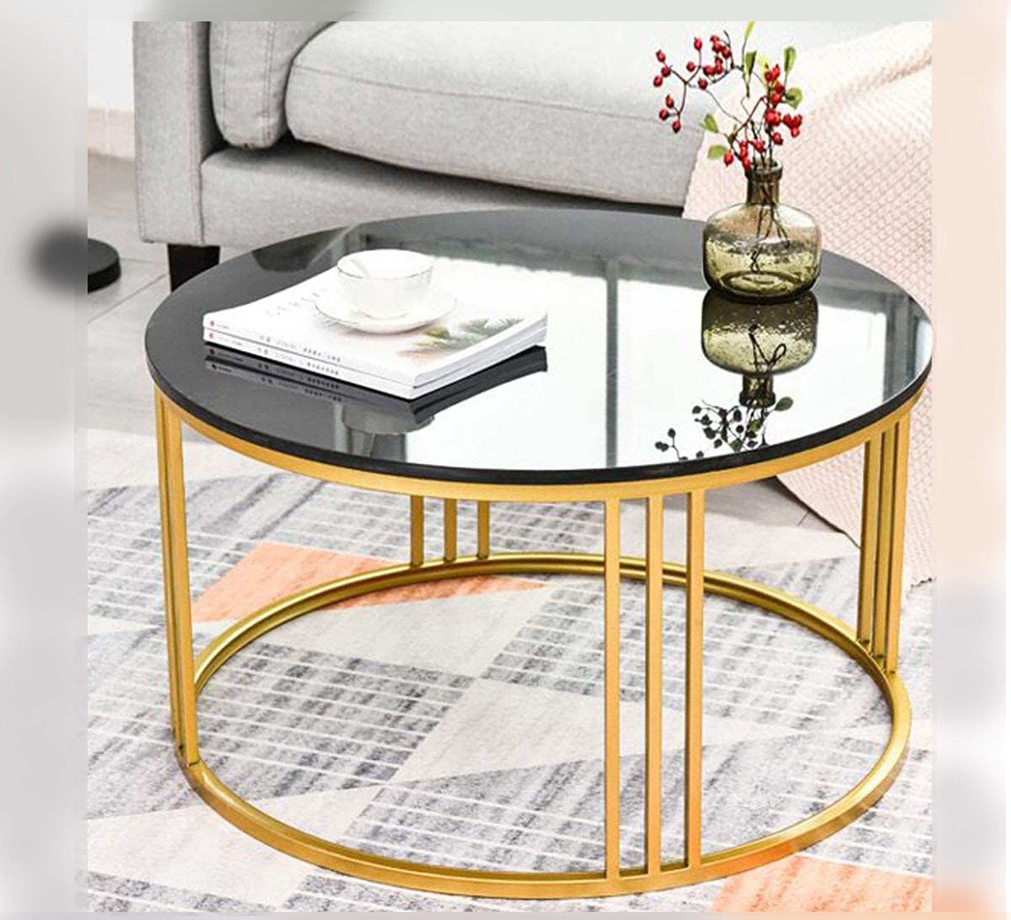 Coffee table with round base in gold