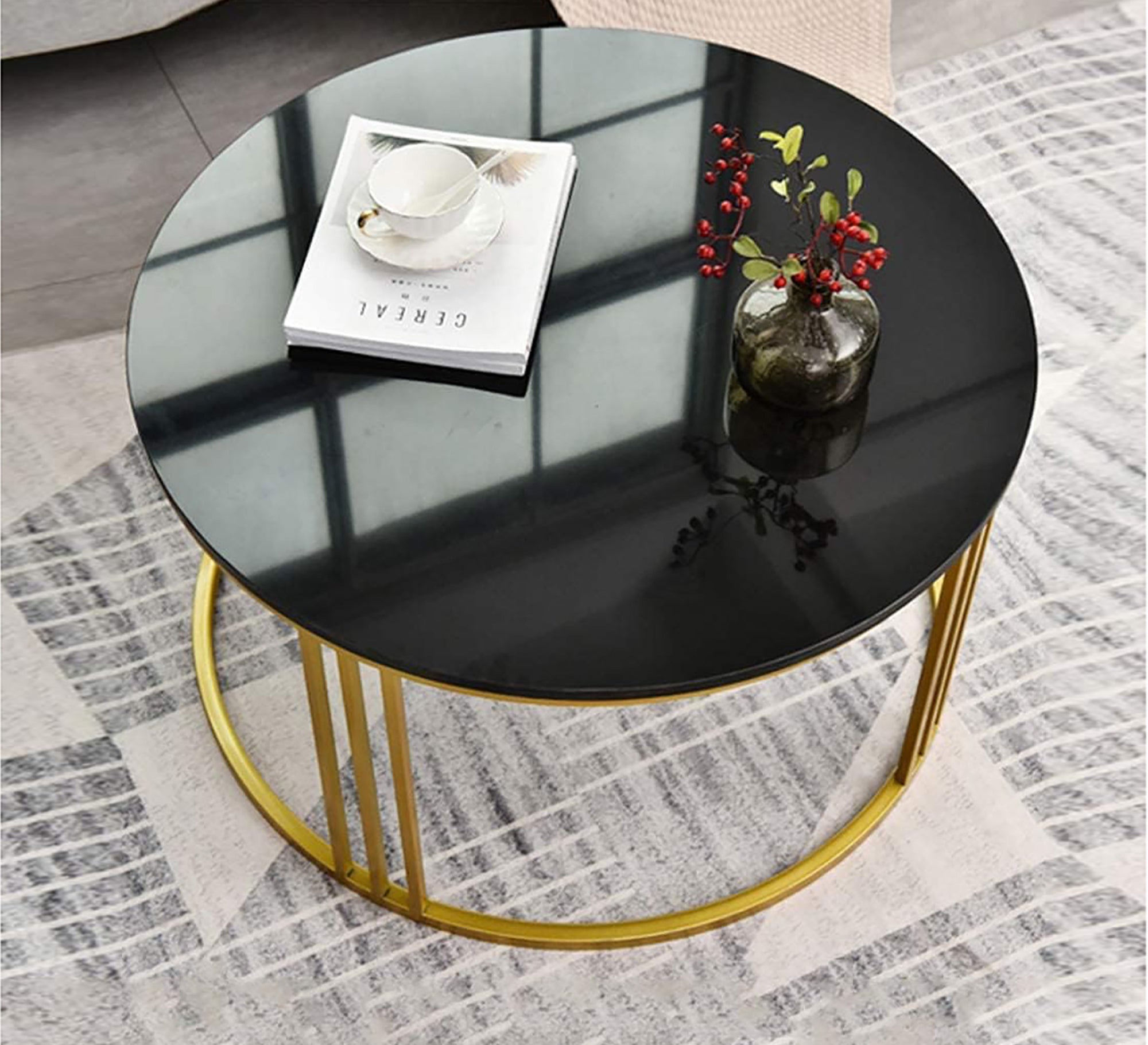 Coffee table with round base in gold