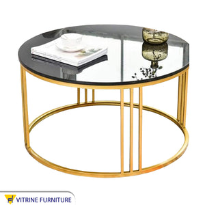 Coffee table with round base in gold
