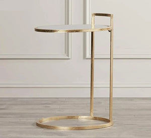 Side table with a circular structure in gold