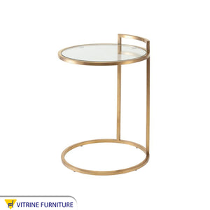 Side table with a circular structure in gold