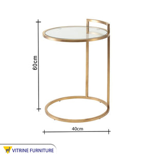 Side table with a circular structure in gold