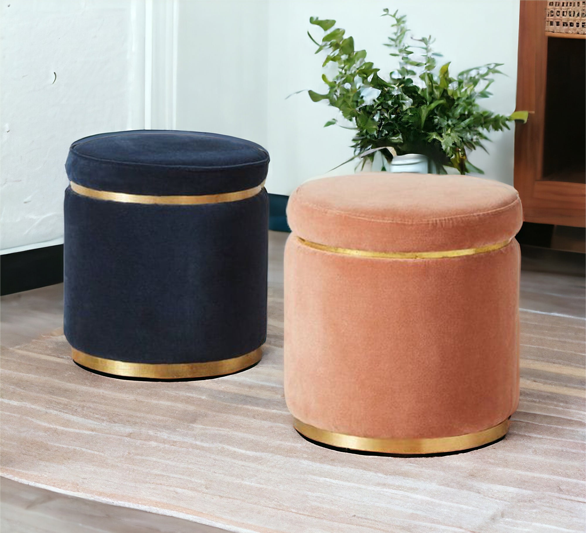 Cylindrical puff covered with soft velvet fabric