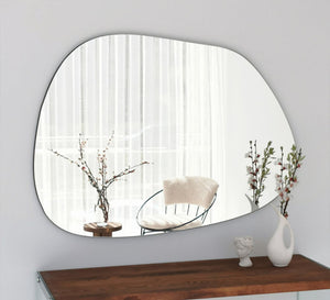 Oval mirror with curvy edges