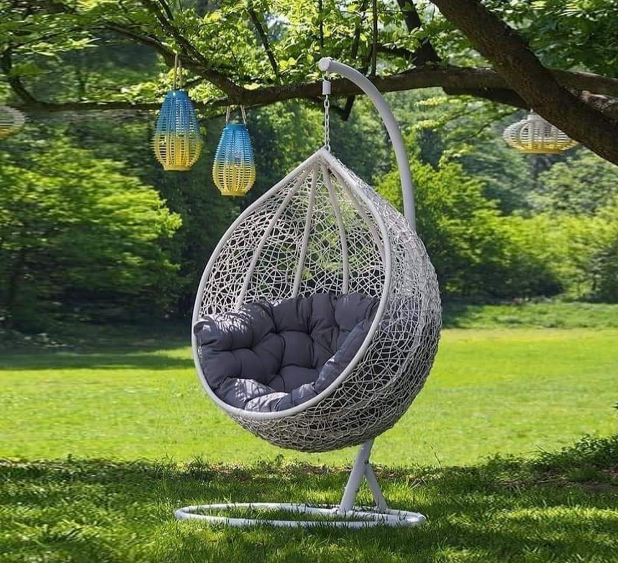 Single hanging swing for terraces