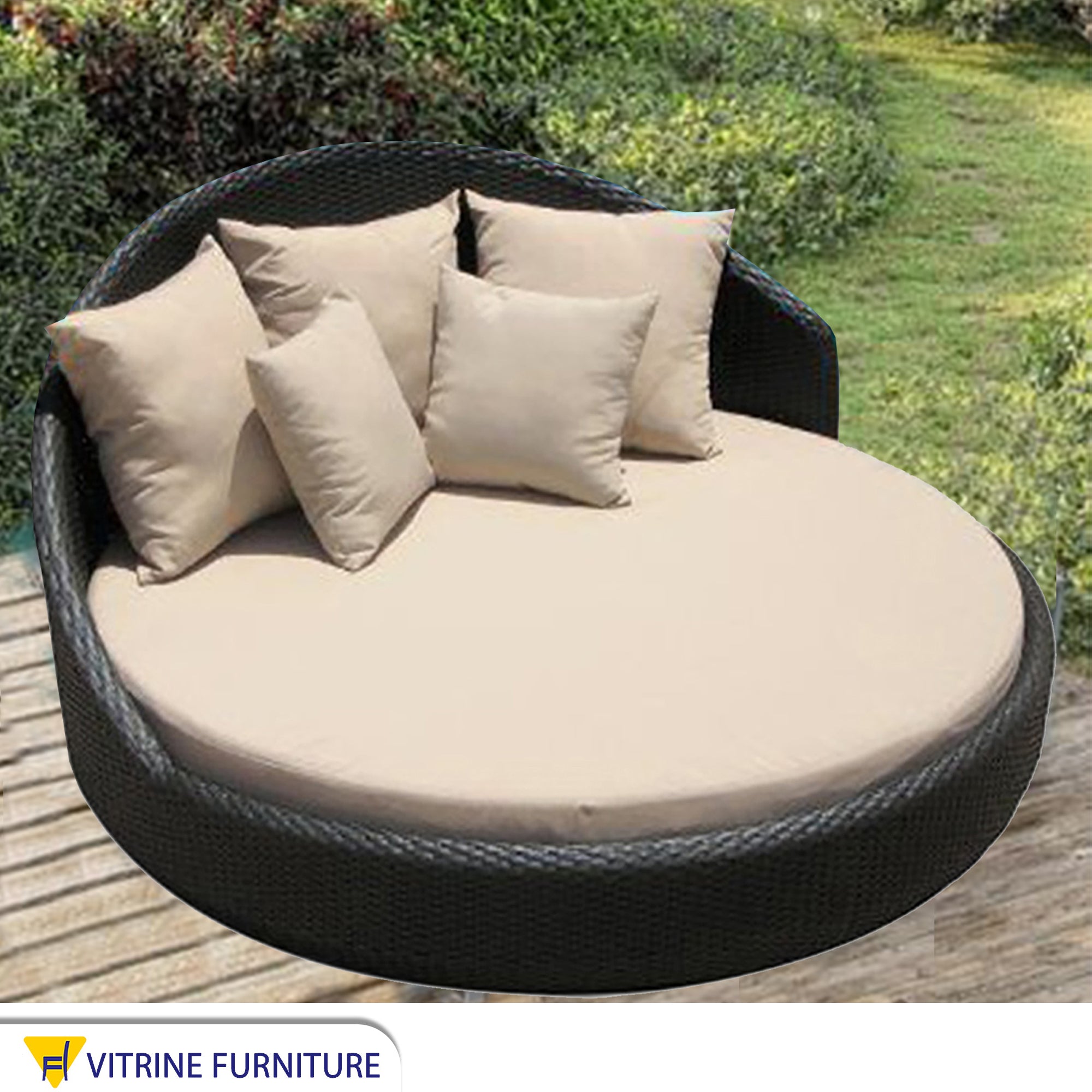 Round rattan sun bed with half high backrest