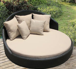 Round rattan sun bed with half high backrest