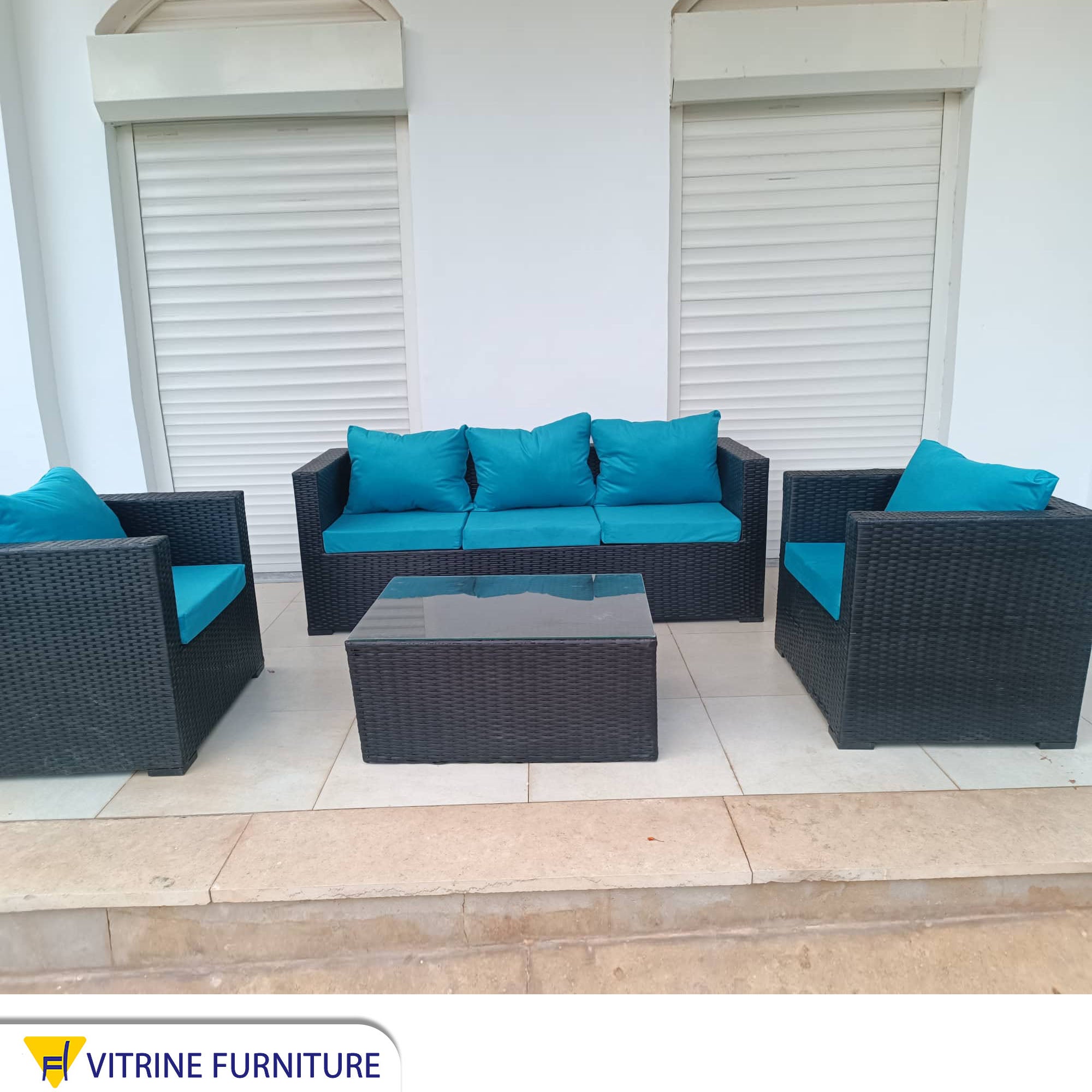 Outdoor seating set with square table