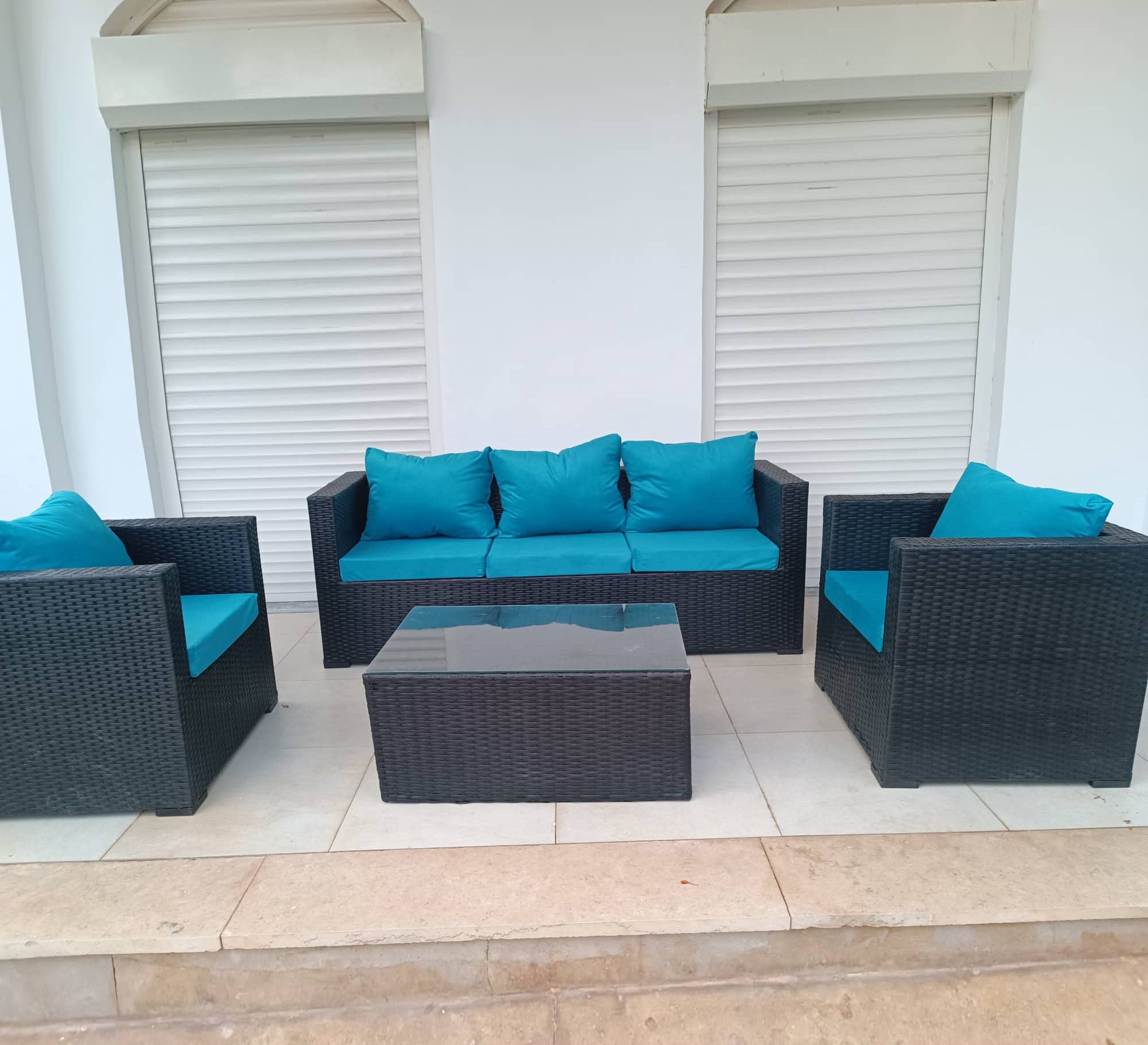 Outdoor seating set with square table