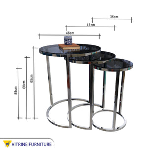 ثلاث طاولات دائرية مصممة بشكل رقيق