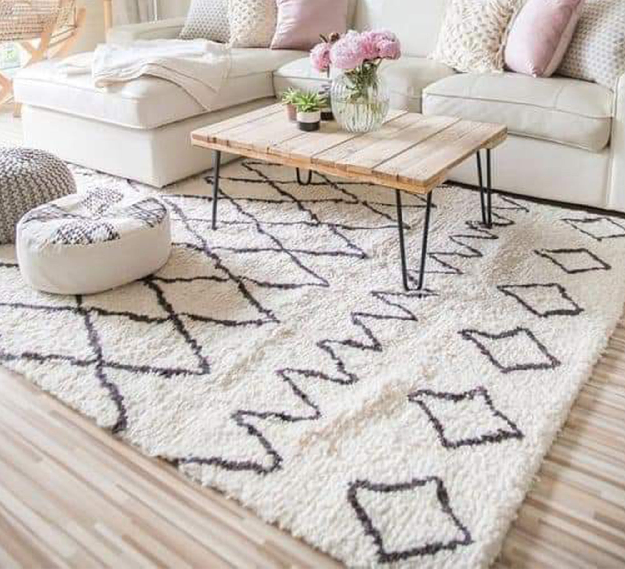 A rug with scattered checkered patterns