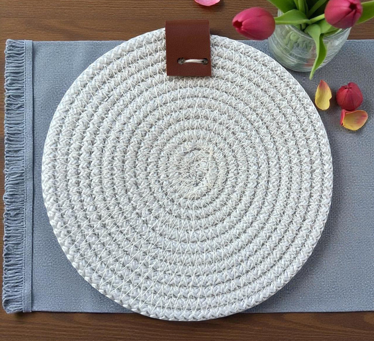 Round woven table mat