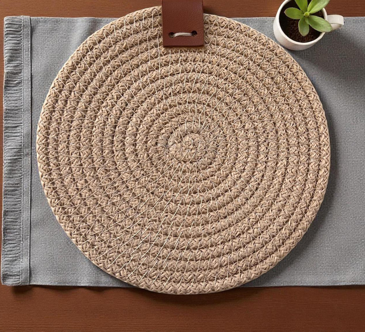 Round woven table mat