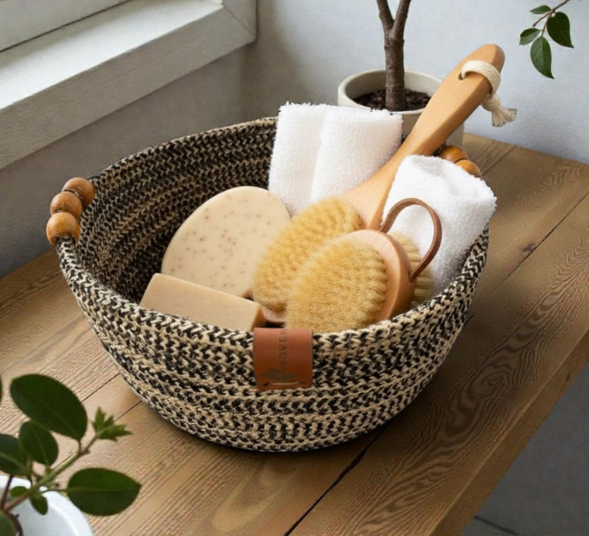 Low round basket with leather handles and cheerful colors