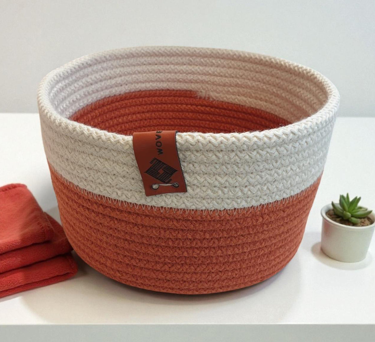 Deep round two-tone container