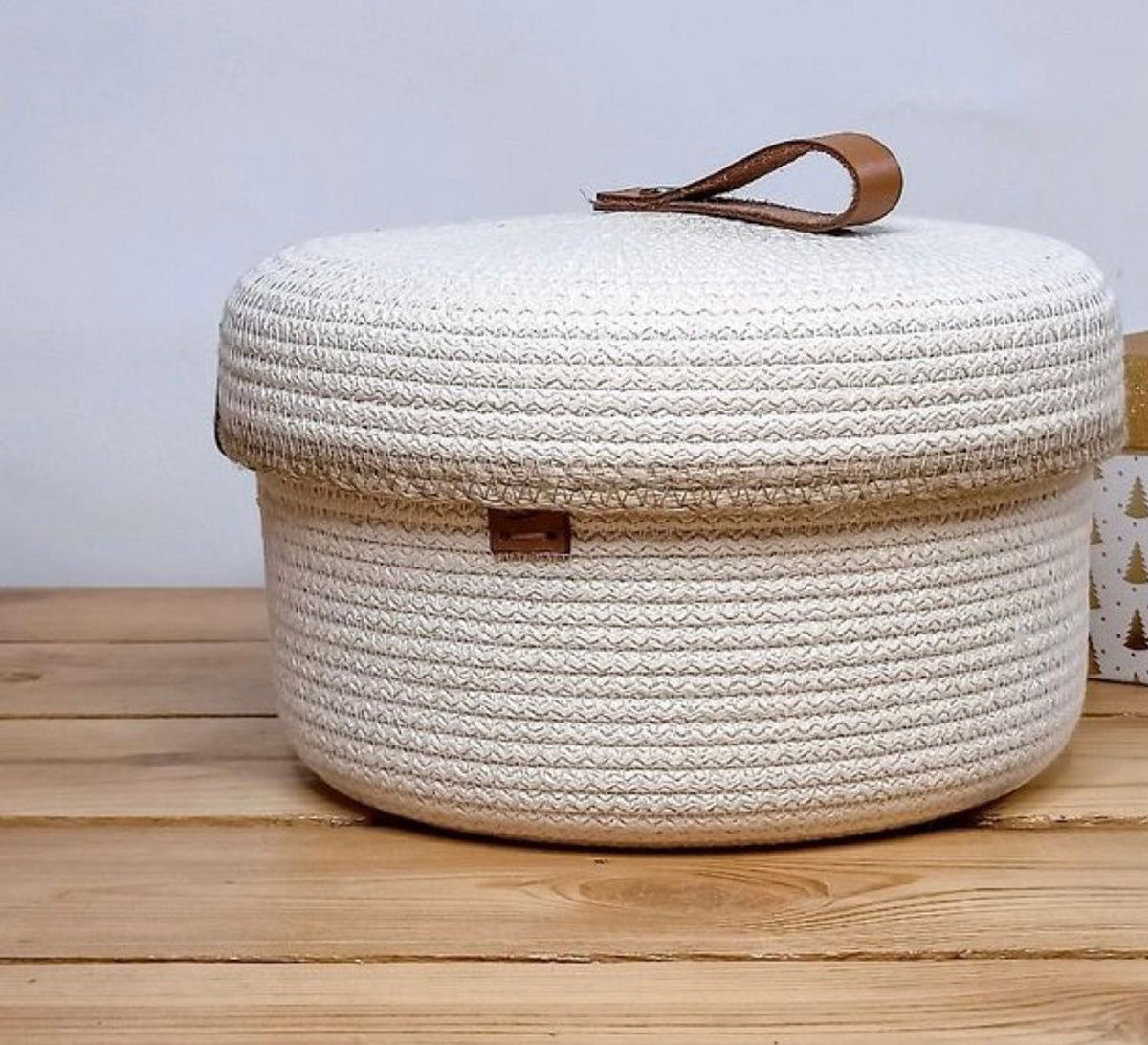Round container with a jute lid