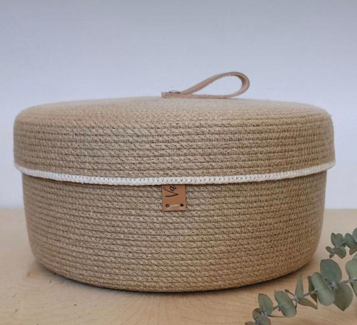 Round container with a jute lid
