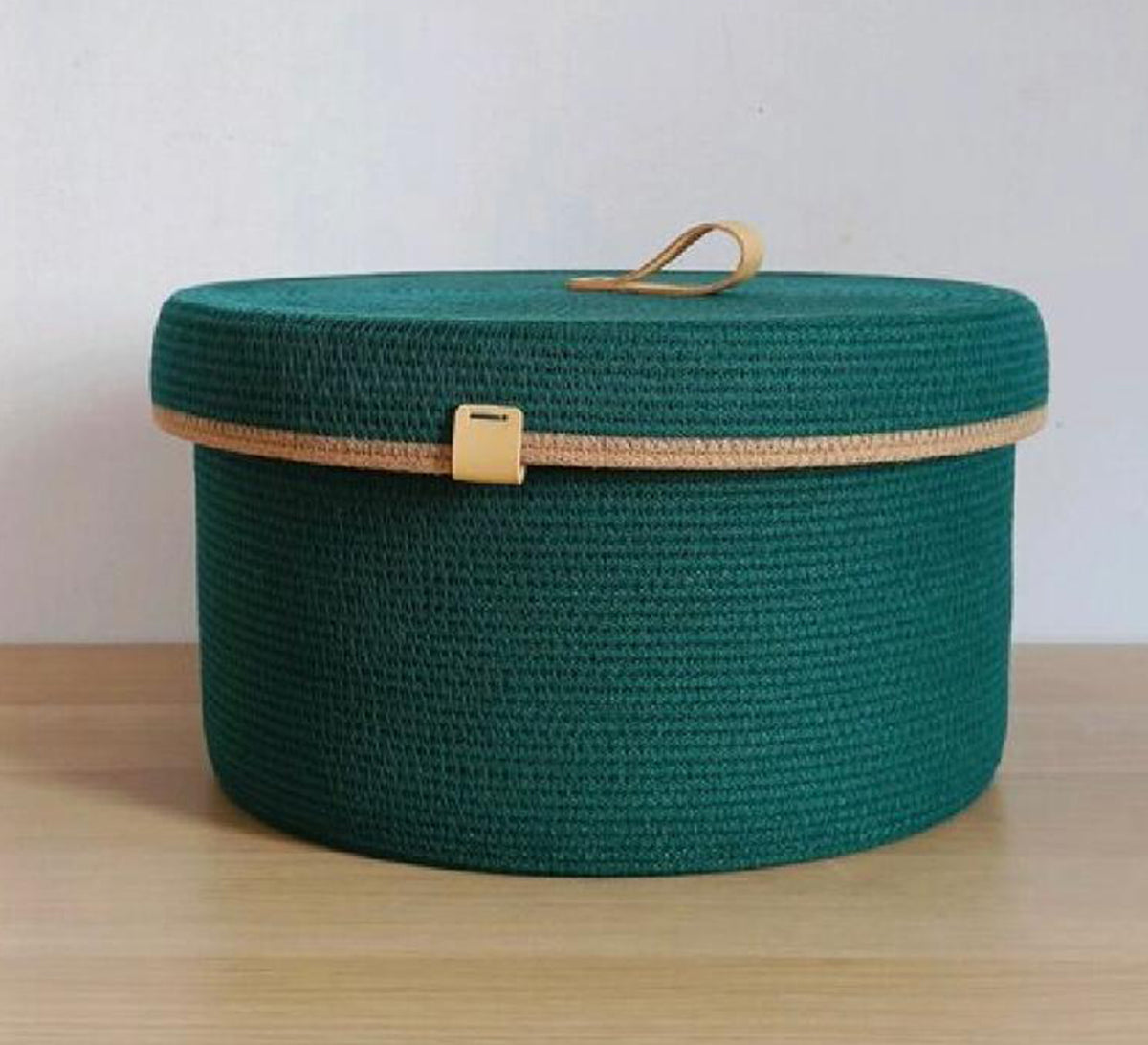 Round container with a jute lid
