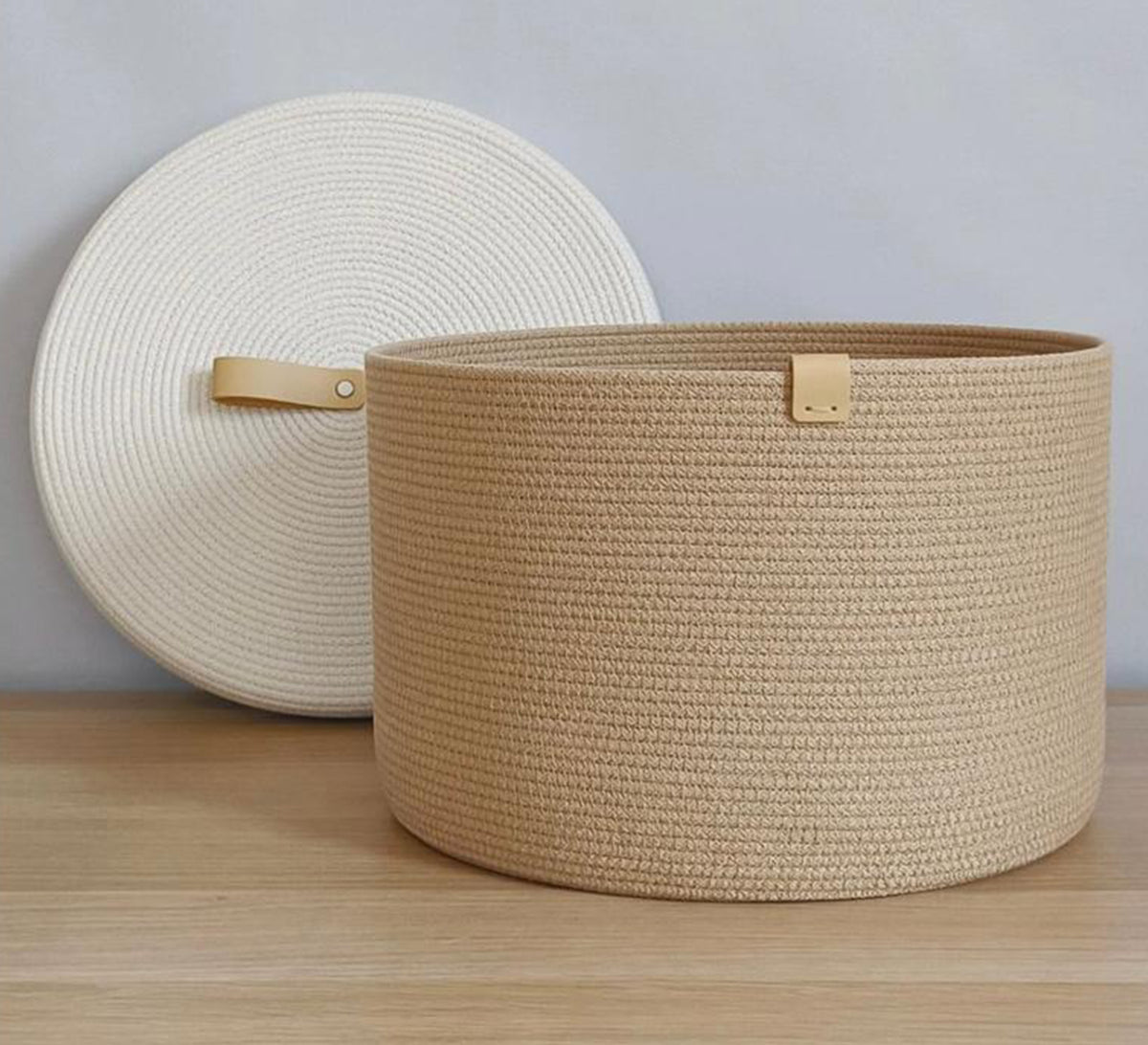 Round container with a jute lid