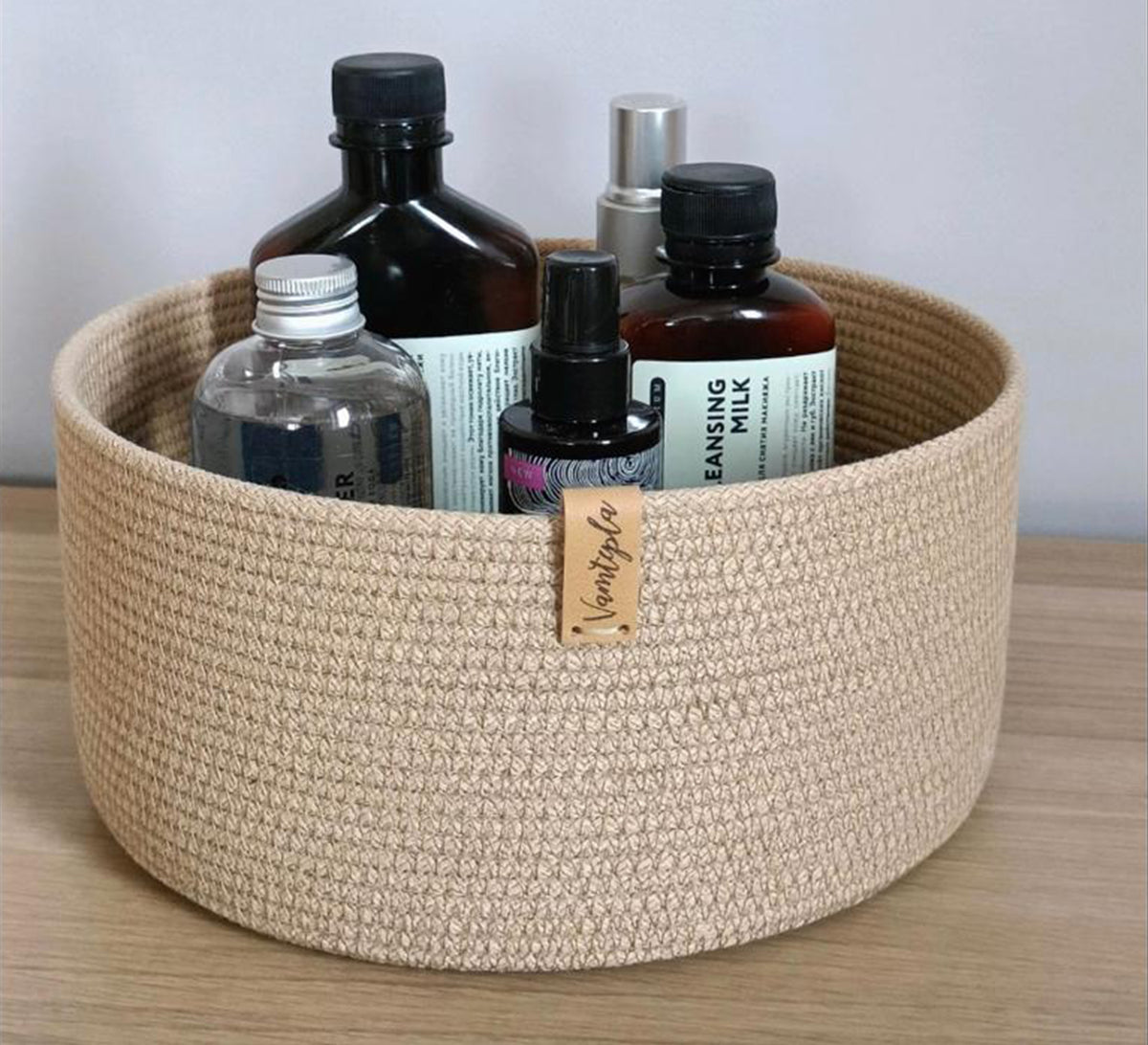 Round container with a jute lid