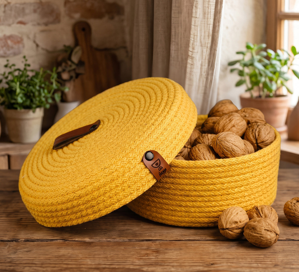 Round container with a jute lid