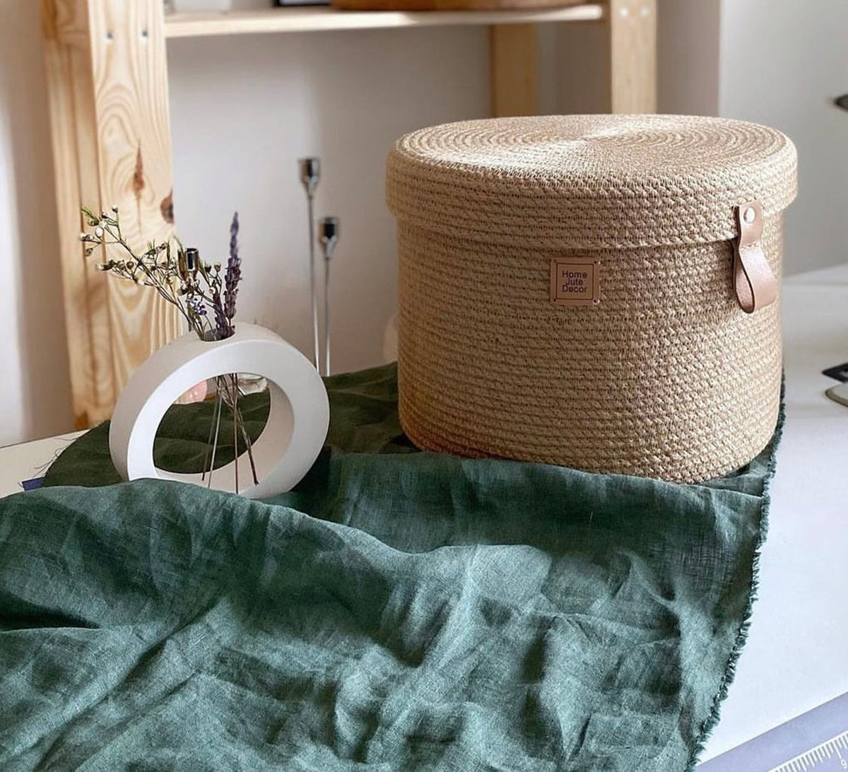 Round container with a jute lid
