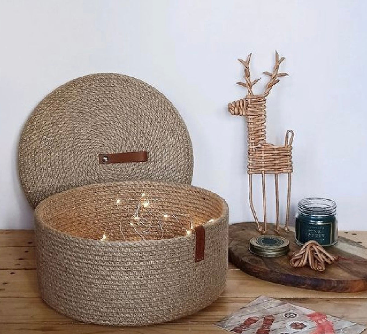 Round container with a jute lid