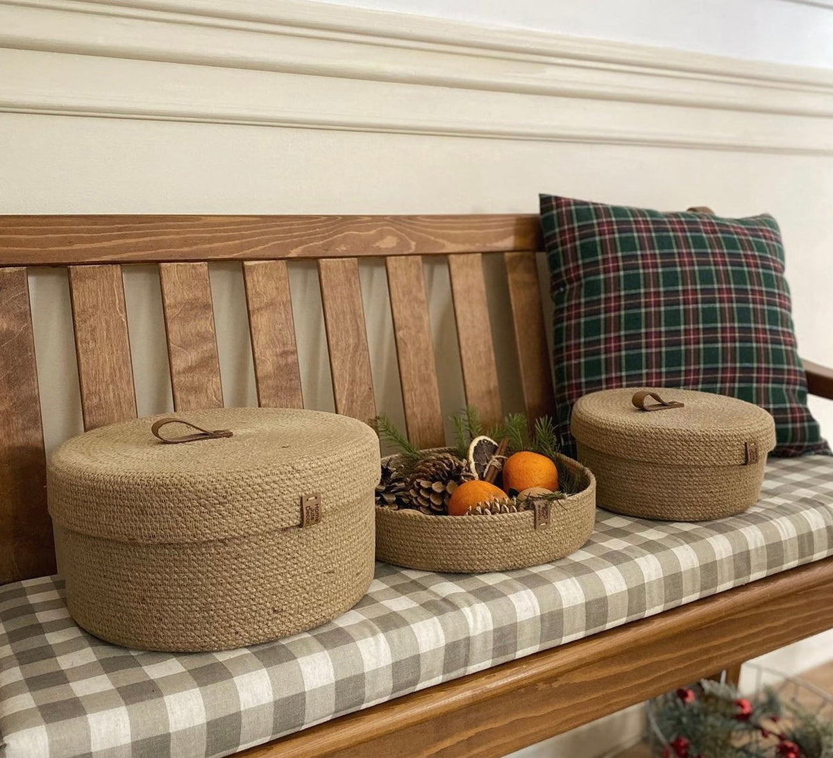Round container with a jute lid