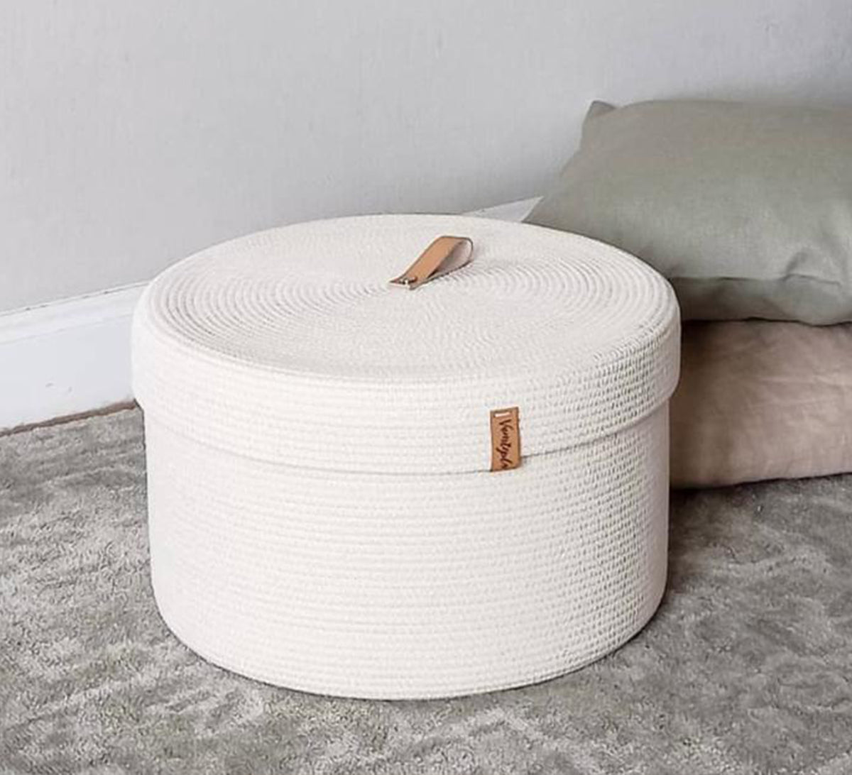 Round container with a jute lid