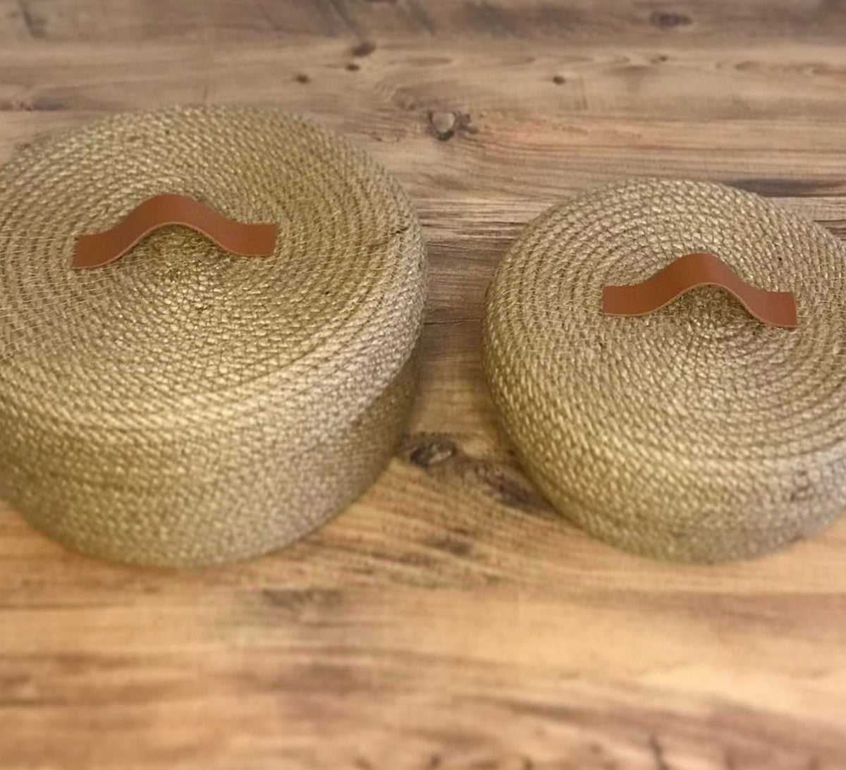 Round container with a jute lid