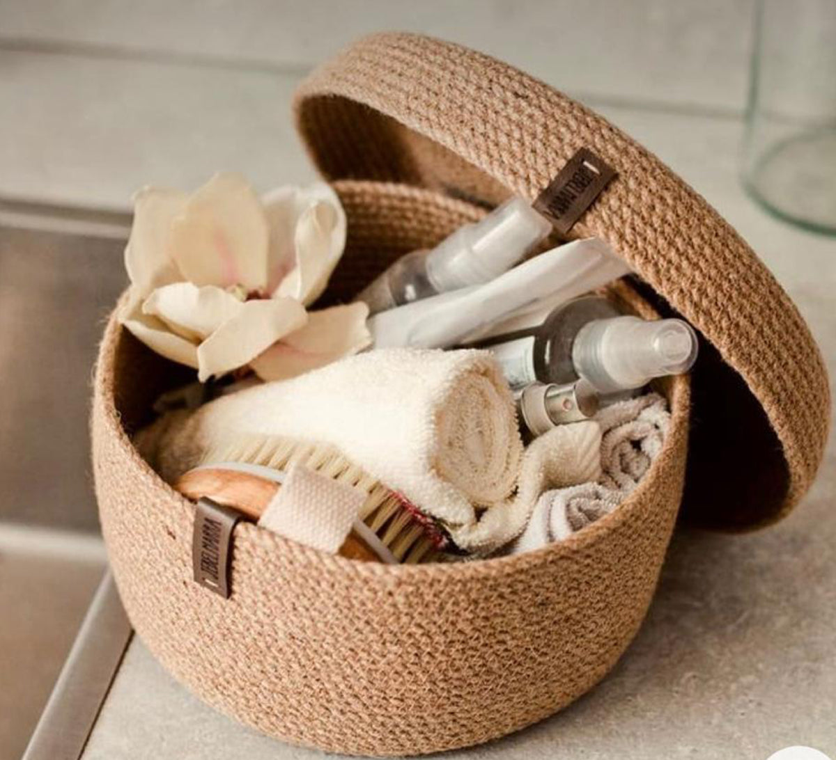 Round container with a jute lid