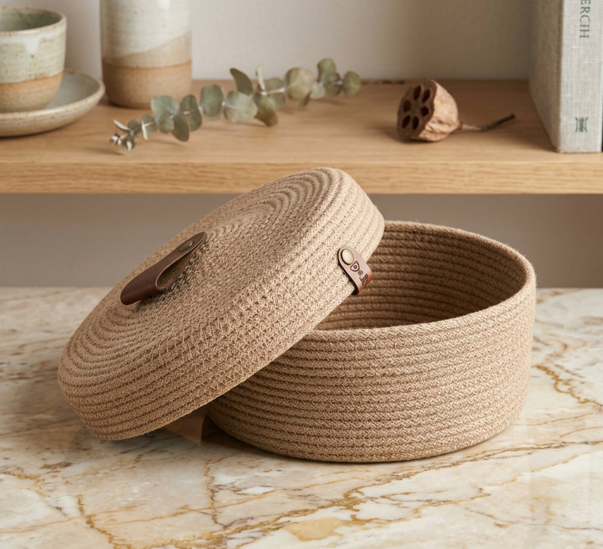 Round container with a jute lid