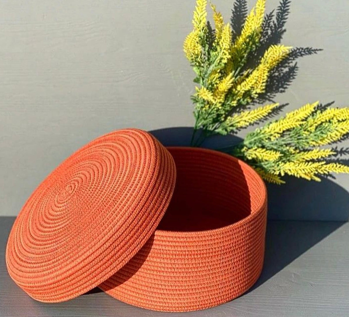 Round container with a jute lid