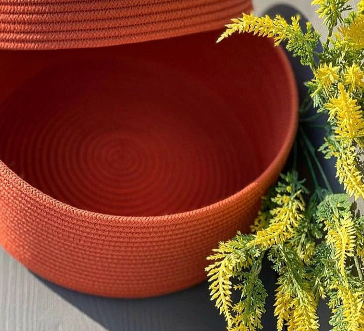 Round container with a jute lid