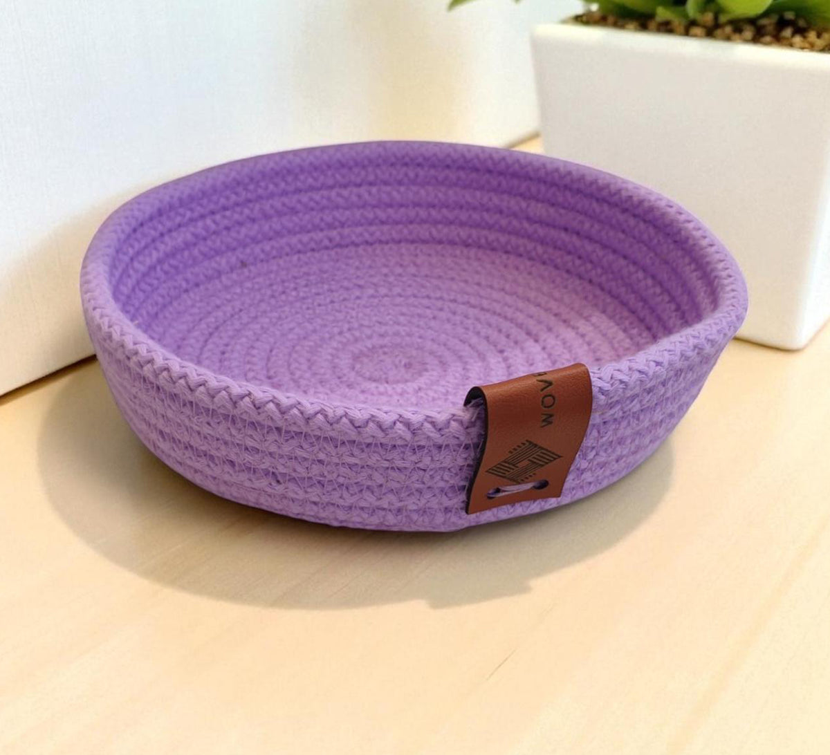 Low circular tray with a distinctive pattern