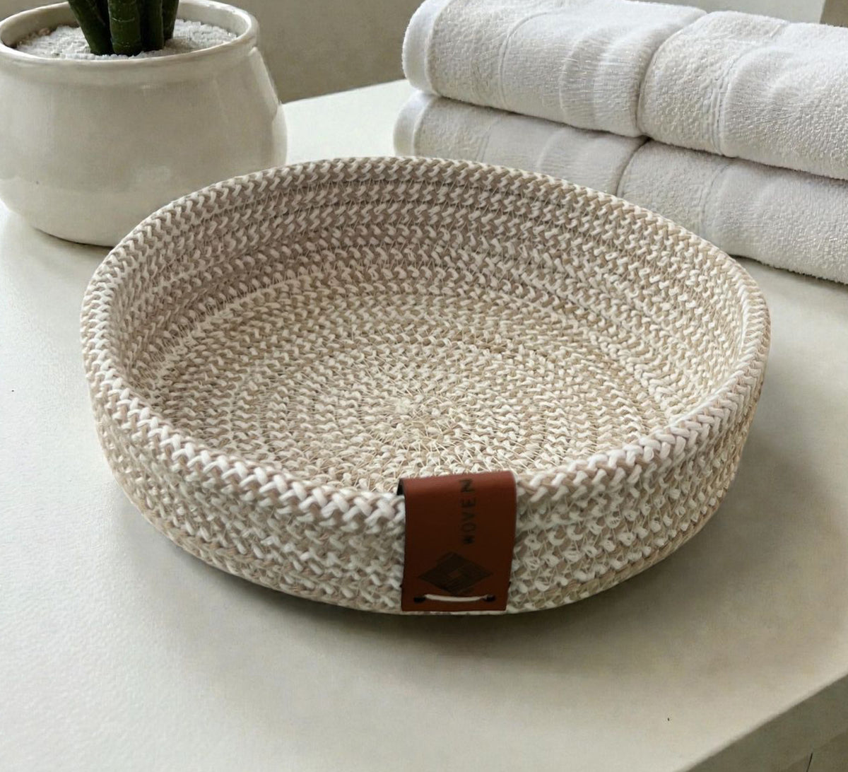 Low circular tray with a distinctive pattern