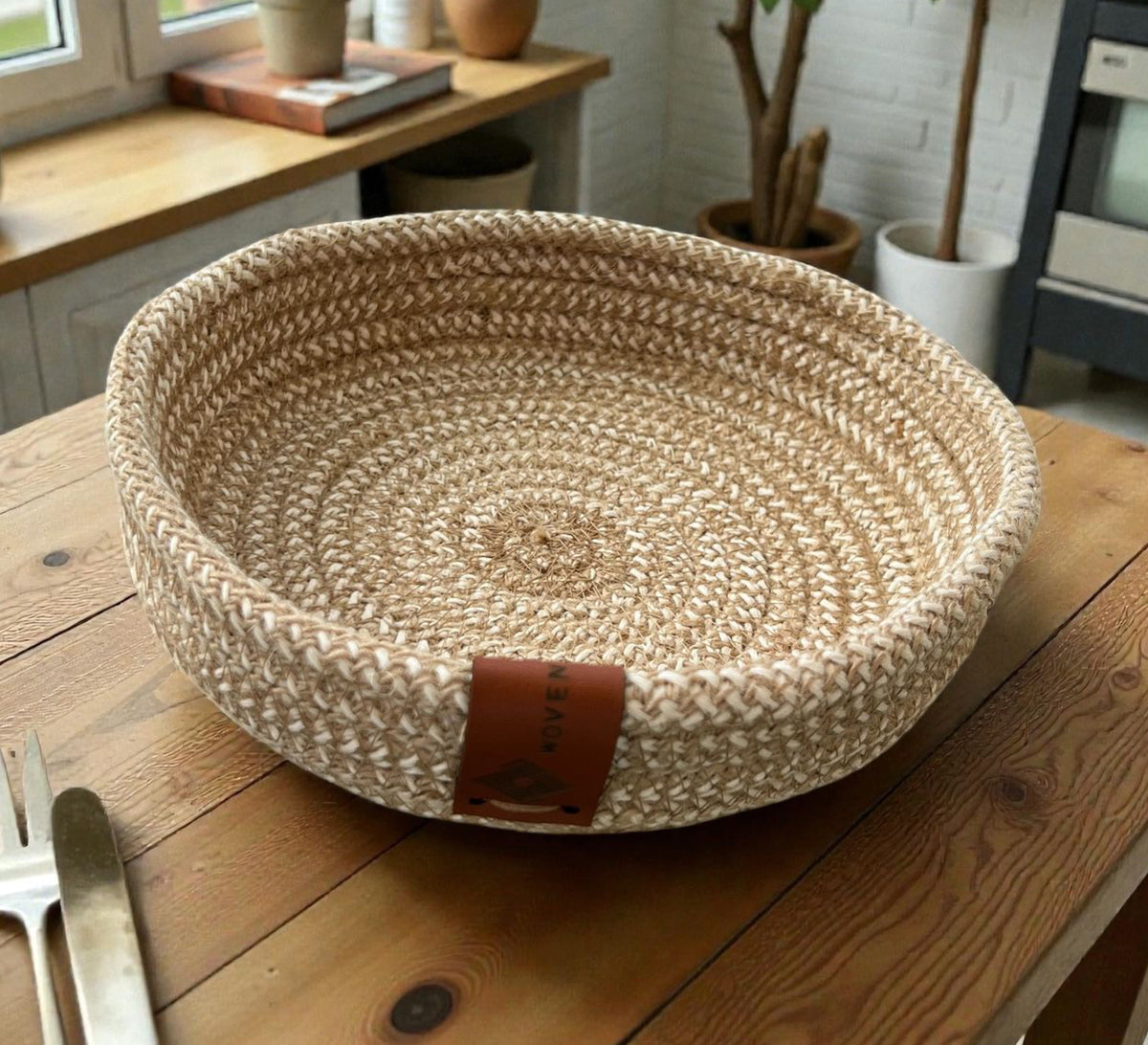 Low circular tray with a distinctive pattern