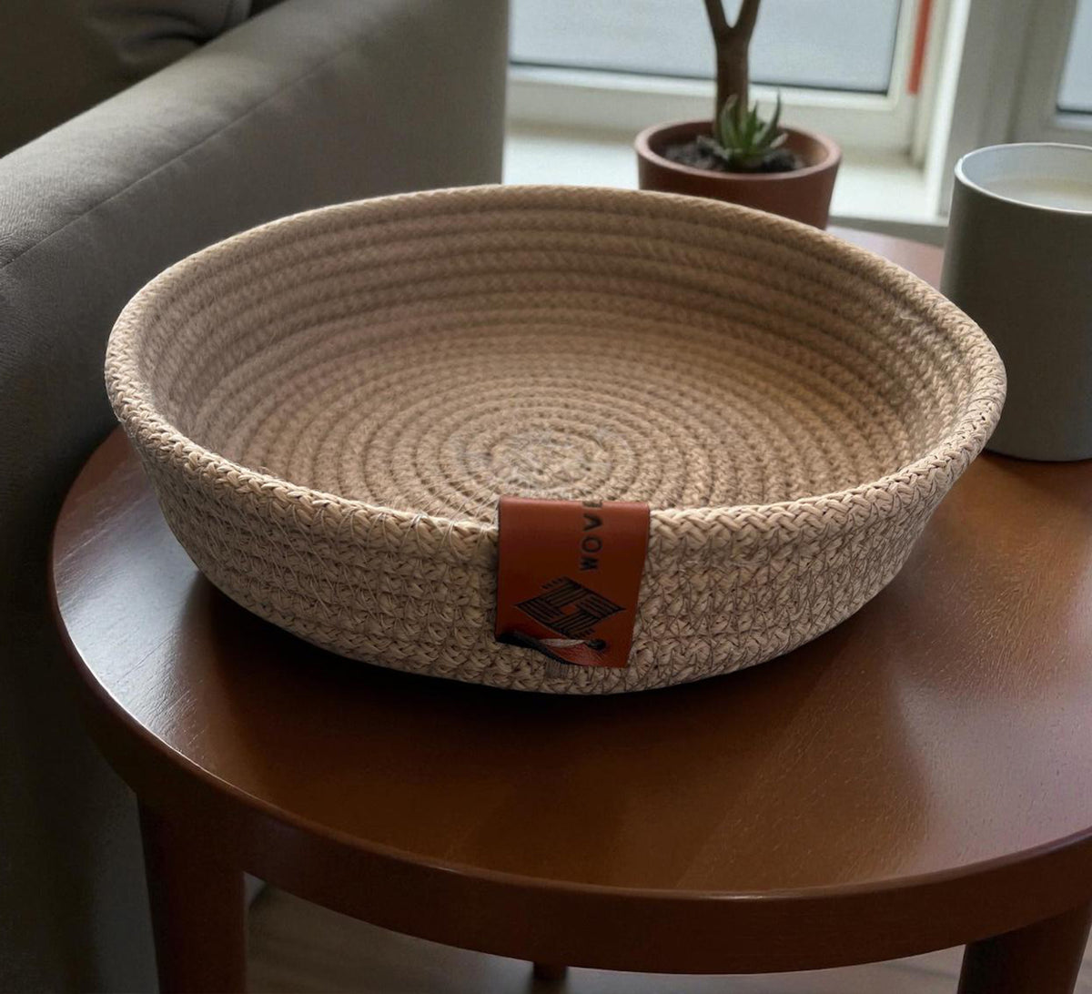Low circular tray with a distinctive pattern