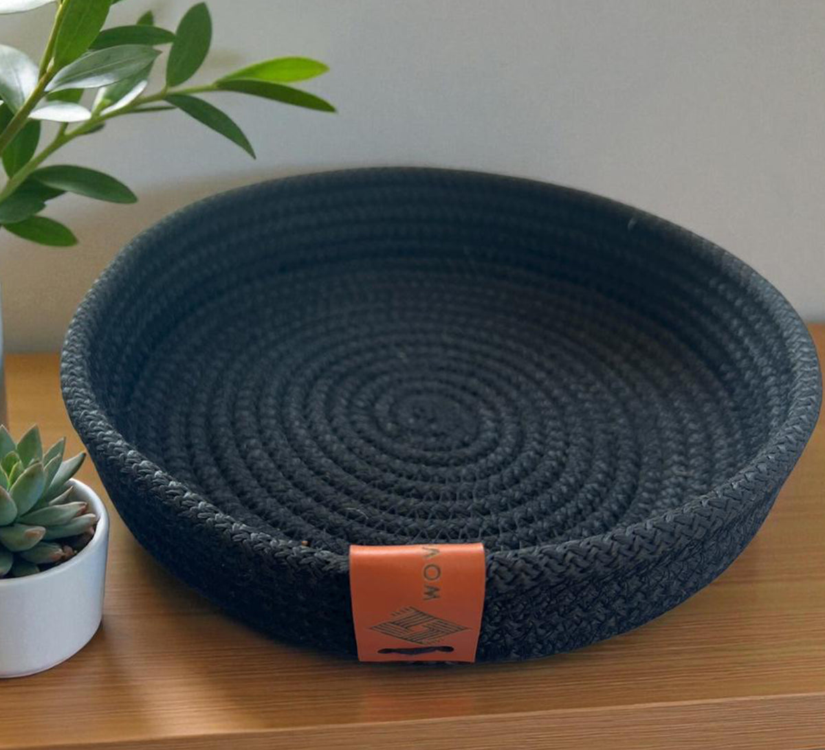 Low circular tray with a distinctive pattern