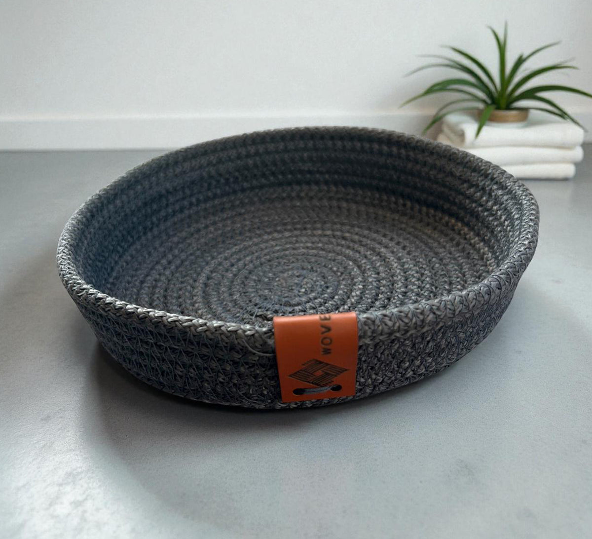Low circular tray with a distinctive pattern