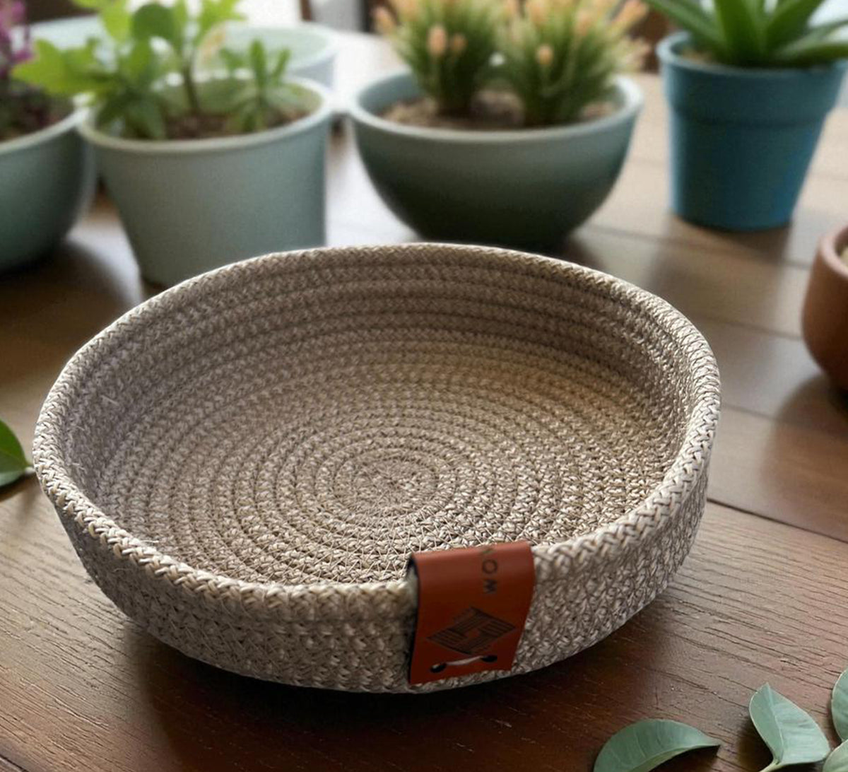 Low circular tray with a distinctive pattern
