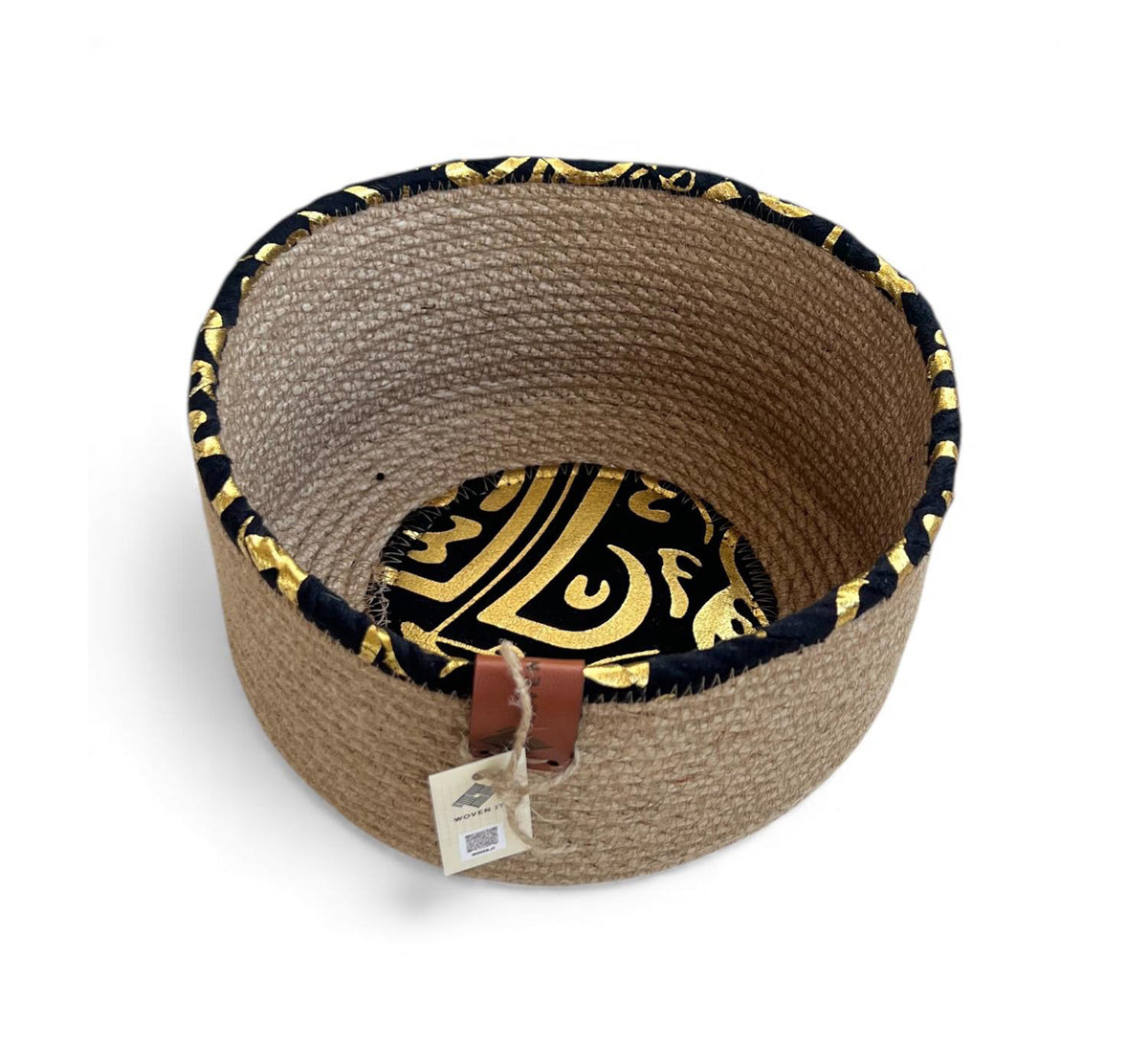 Jute bowl with a base and rim featuring Arabic calligraphy