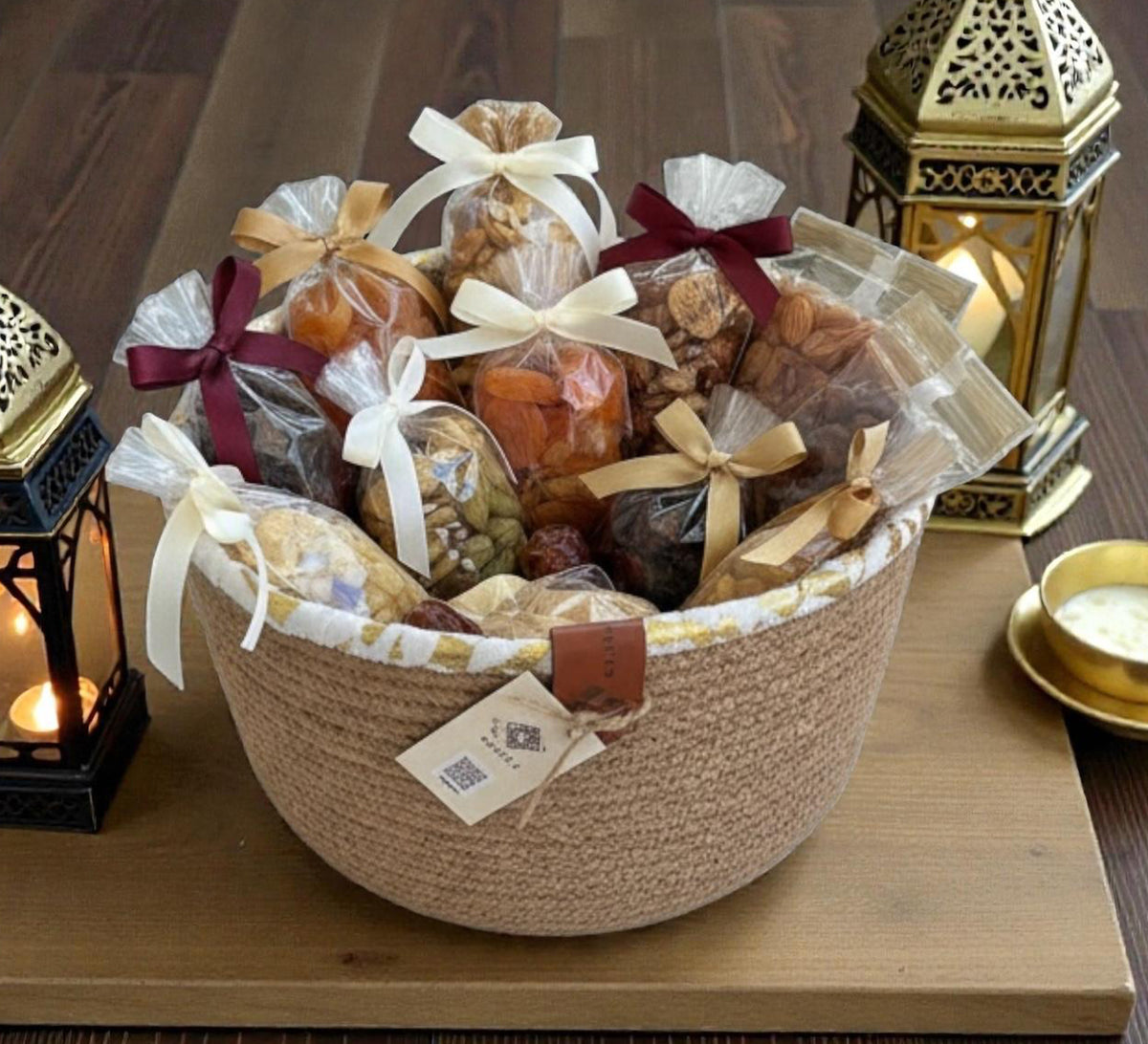 Jute bowl with a base and rim featuring Arabic calligraphy