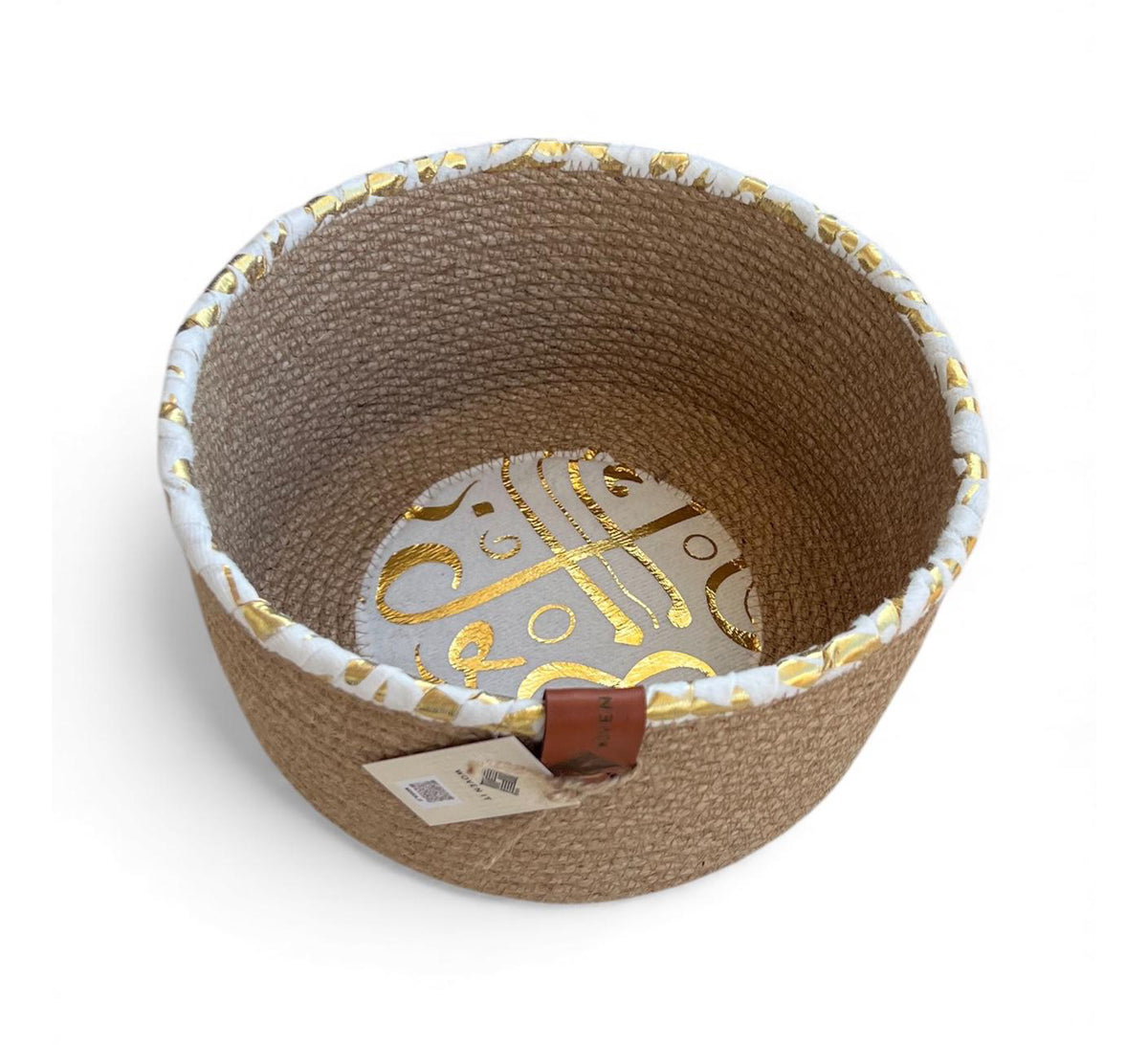 Jute bowl with a base and rim featuring Arabic calligraphy