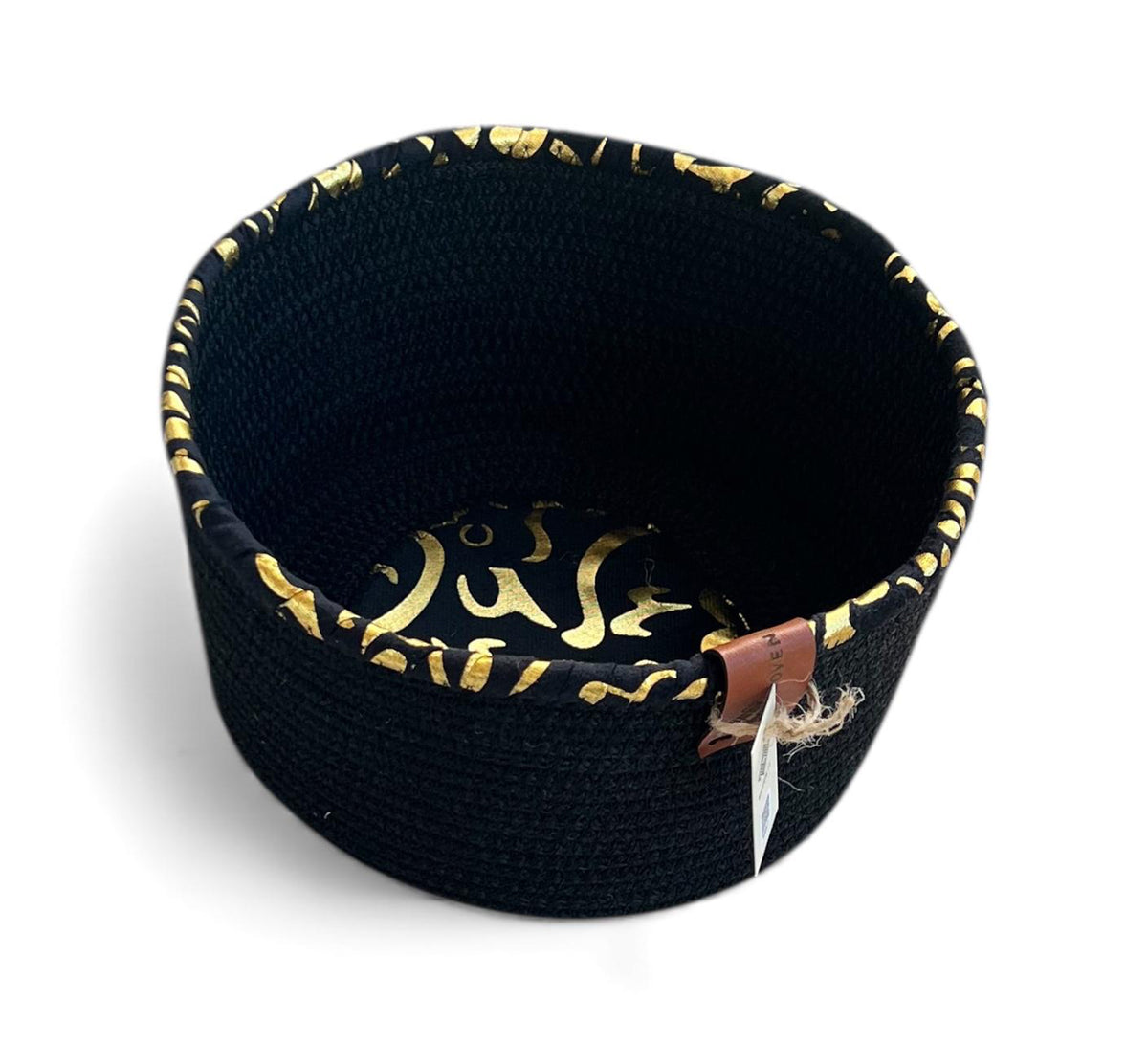 Jute bowl with a base and rim featuring Arabic calligraphy