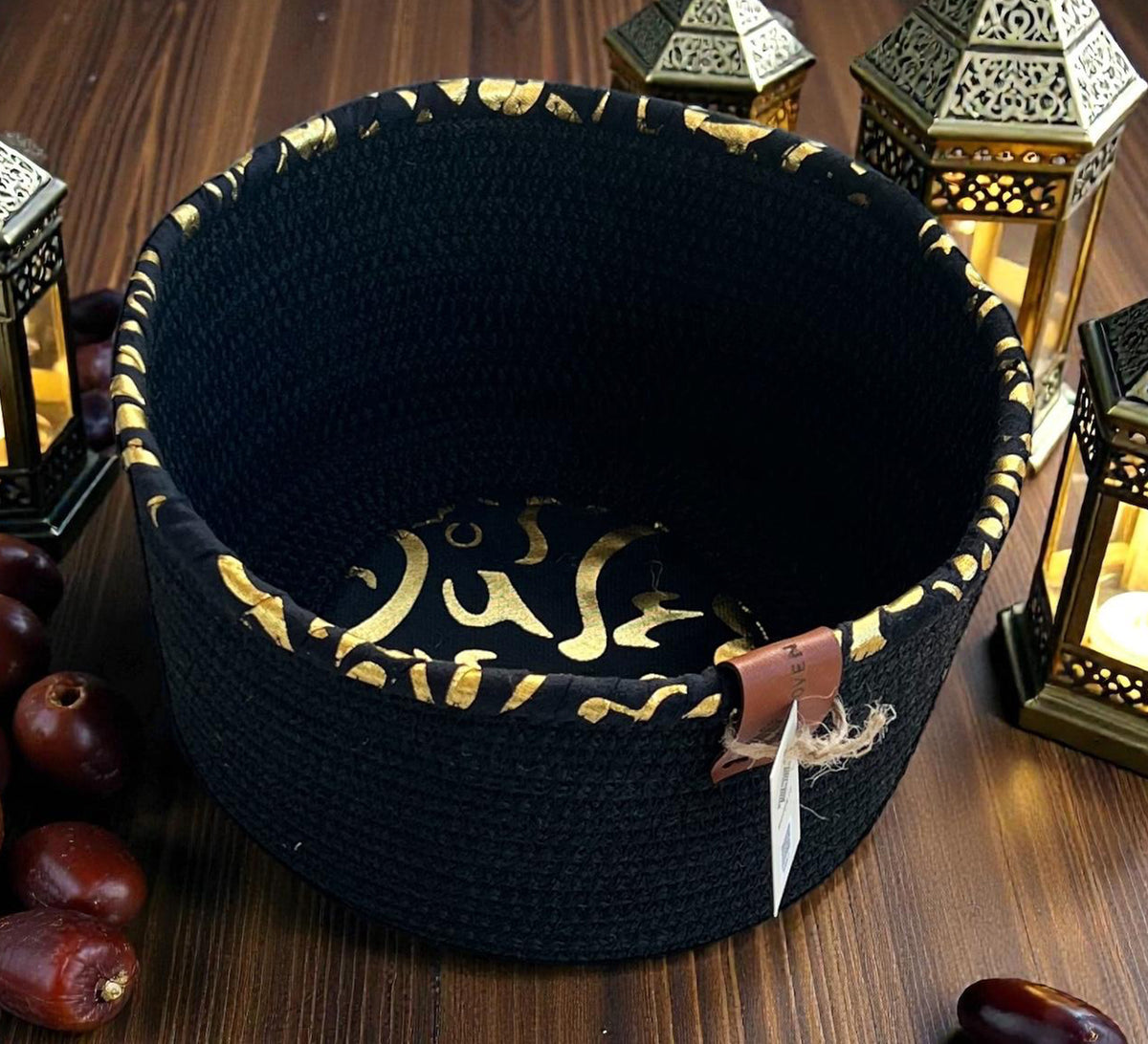 Jute bowl with a base and rim featuring Arabic calligraphy