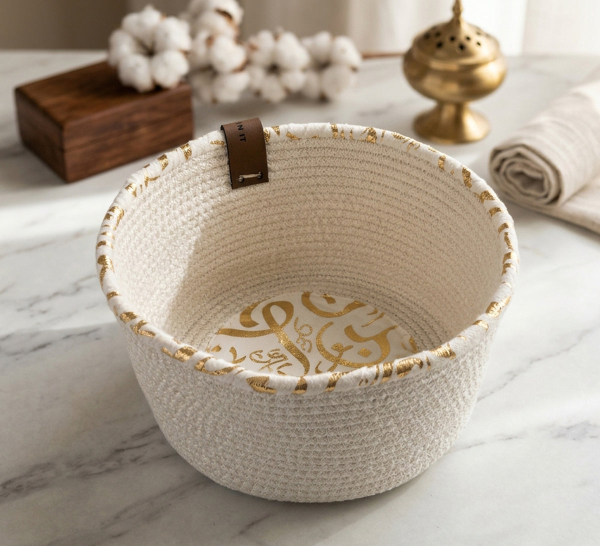 Jute bowl with a base and rim featuring Arabic calligraphy