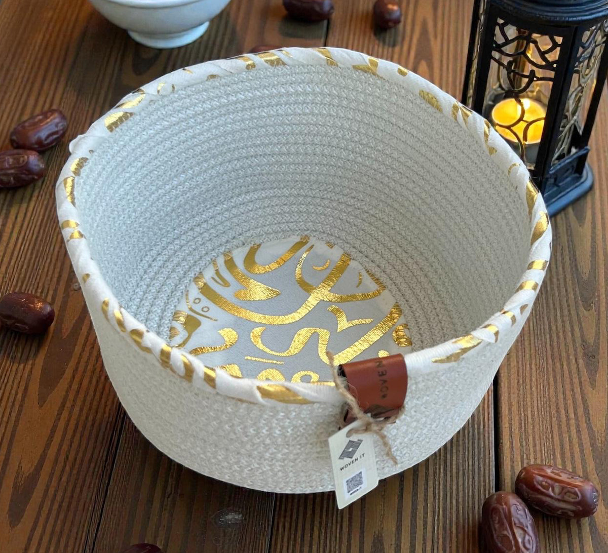 Jute bowl with a base and rim featuring Arabic calligraphy