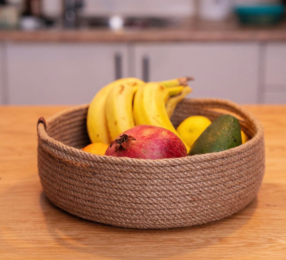 Round jute fruit basket with handles