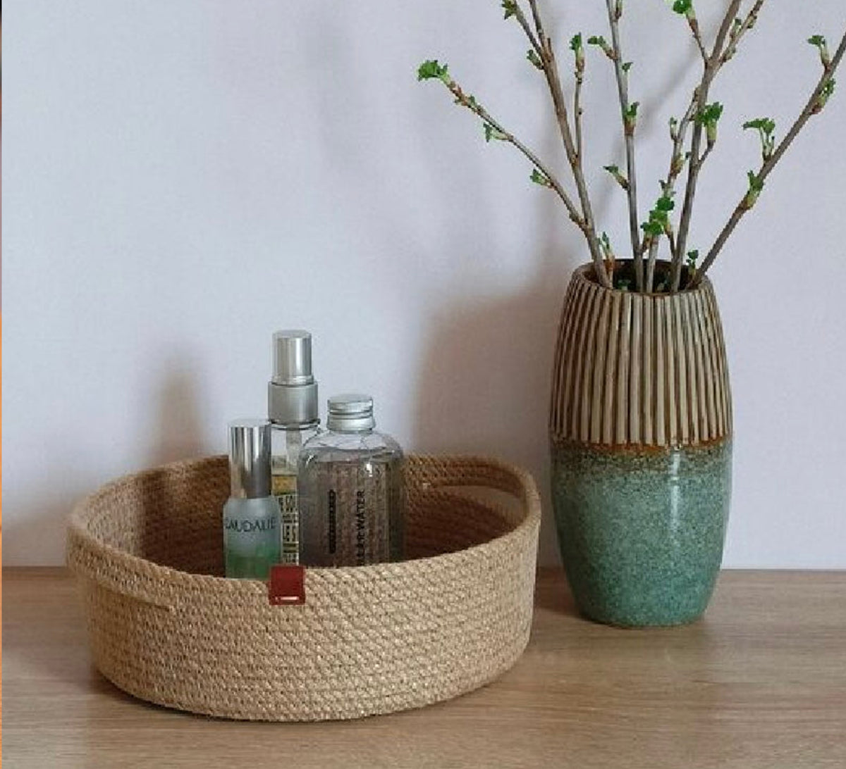 Round jute fruit basket with handles